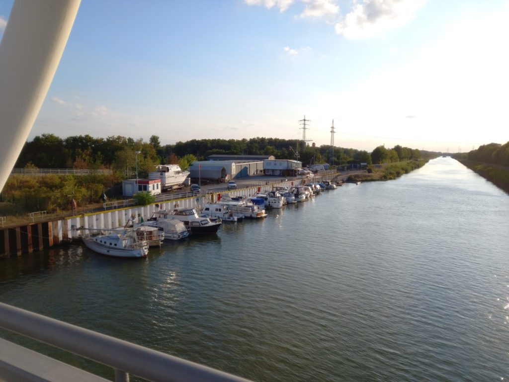 Gelände des Club Nautico Hamm von der Kanalbrücke aus mit dem Kanal im Vordergrund